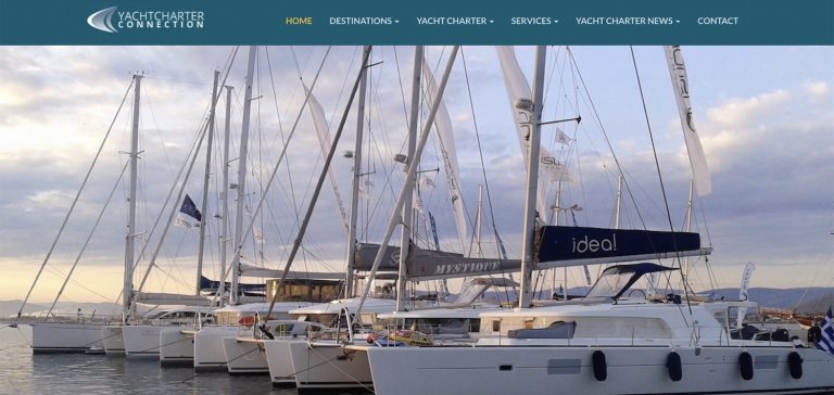 Página de Yachtcharter Connection con una flota de veleros amarrados en el puerto